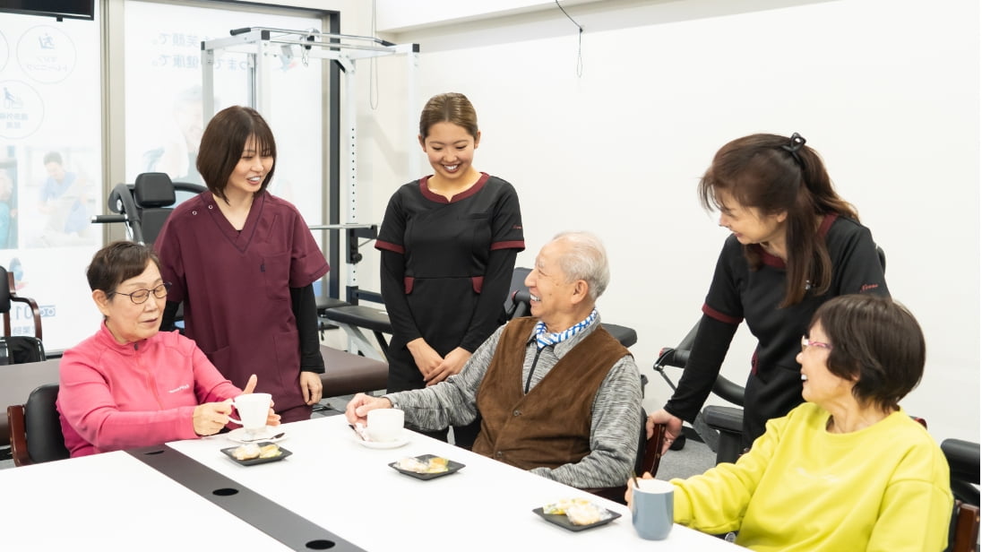 笑顔のご利用者様とスタッフ